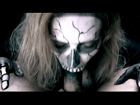 ❤️ Cô gái quỷ bú cặc bằng cái miệng đen của mình và nuốt kiêm. ❤  Fucking video  ở% vi.tuberxxx.ru%