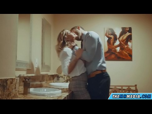 ❤️ Khi một cô gái tóc vàng busty quyến rũ bạn trong một nhà vệ sinh công cộng ❤  Fucking video  ở% vi.tuberxxx.ru%